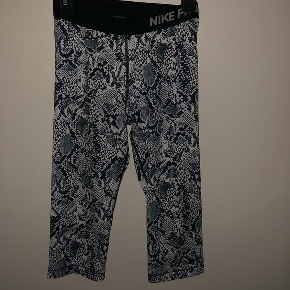 NIKE PRO CROPPED SNAKE SKIN LEGGINGS - Picture 3 of 5